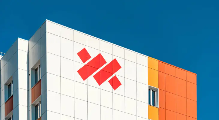 ЖК Кольца логотип на фасаде дома