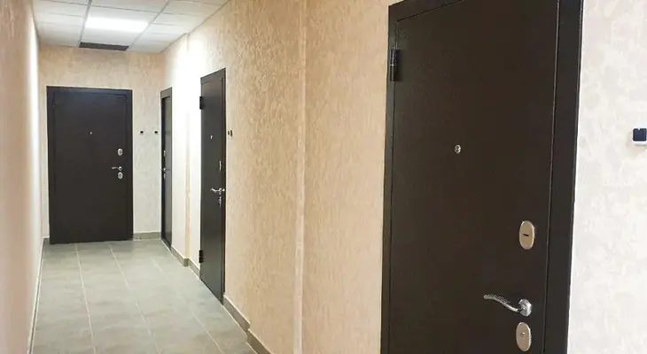 ЖК на Коротаева входные двери в квартиры на этаже