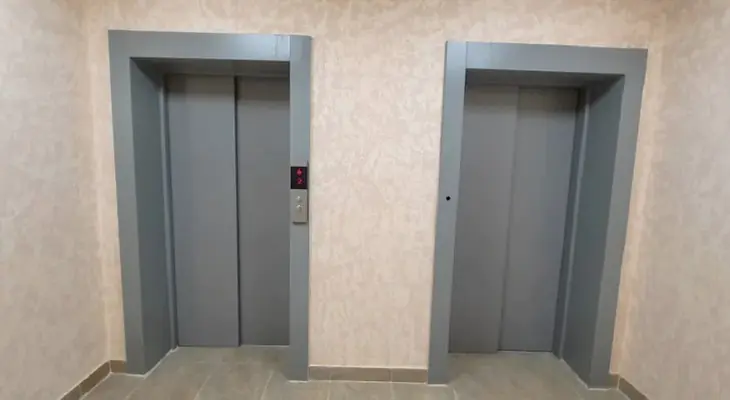 ЖК На Коротаева лифты в подъезде на этаже