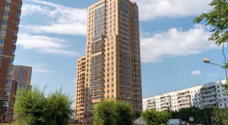 ЖК На Коротаева угол многоуровневого дома