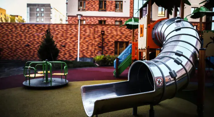 ЖК Расцветай на Гоголя детская горка перед домом 